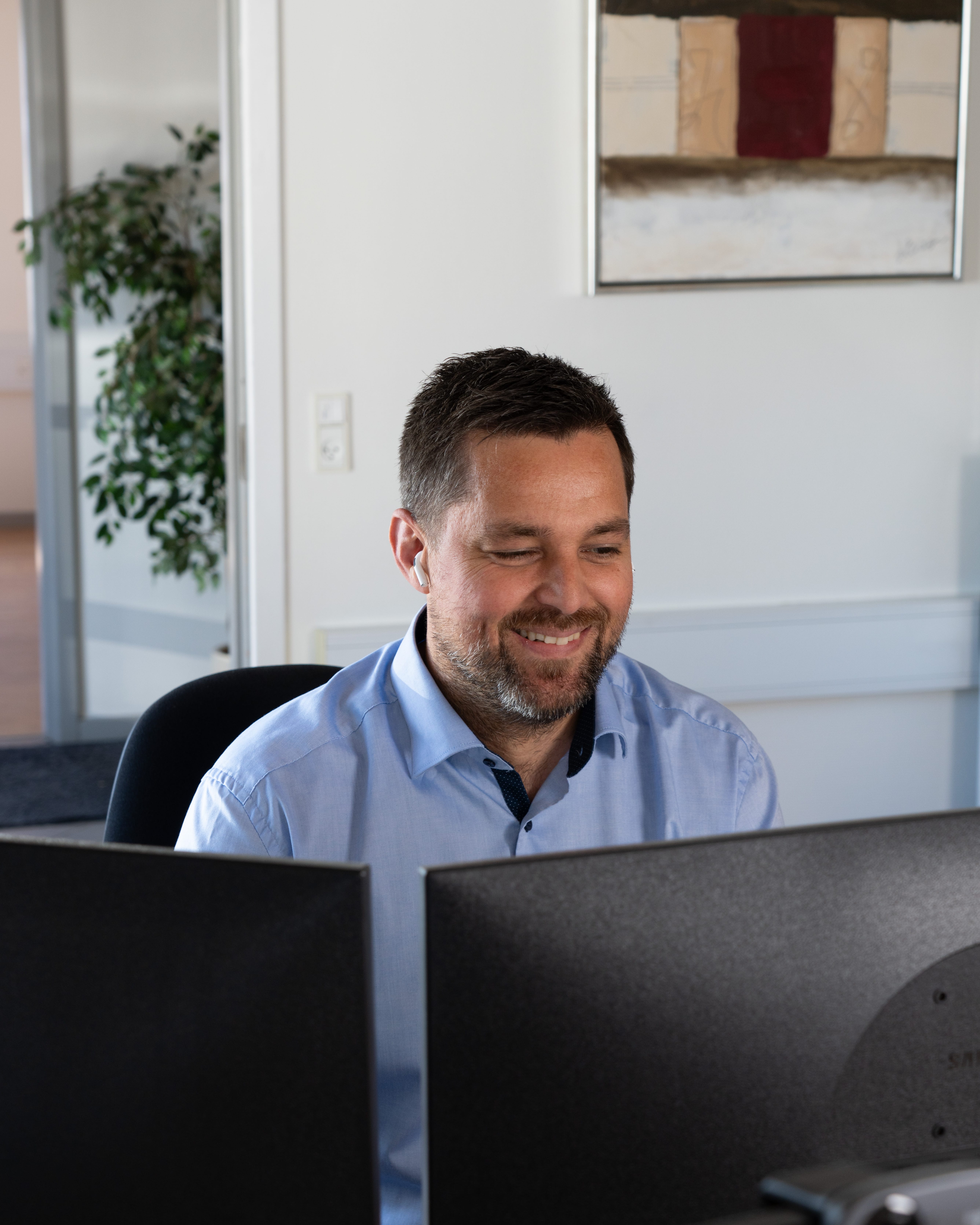 Mand arbejder ved computer på kontor