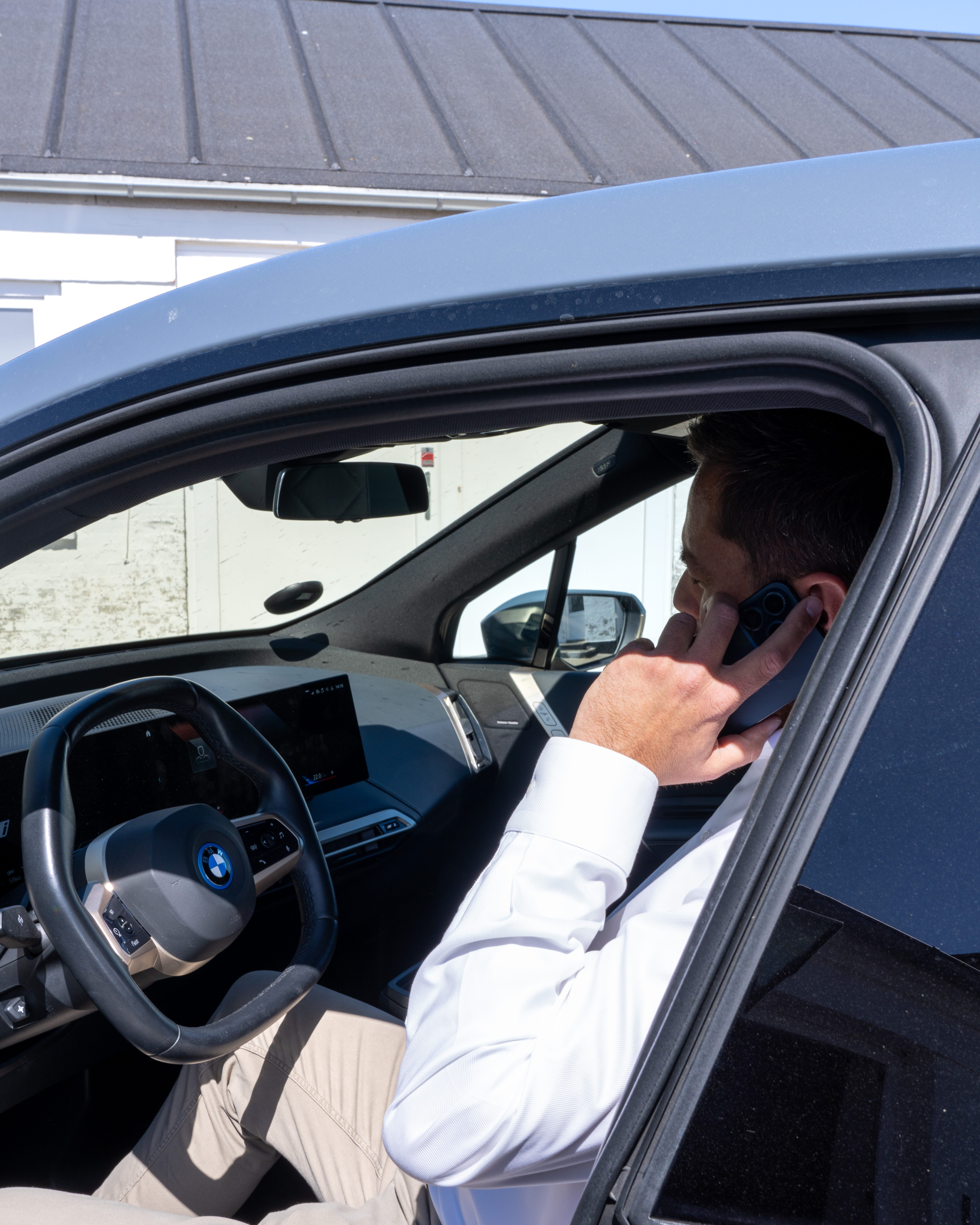 Mand taler i telefon i bil